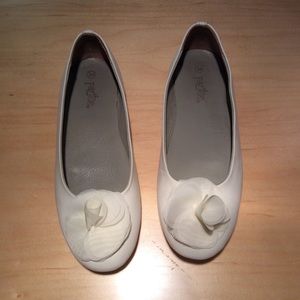 Pazitos White/Cream Silk Flower Flats size 34